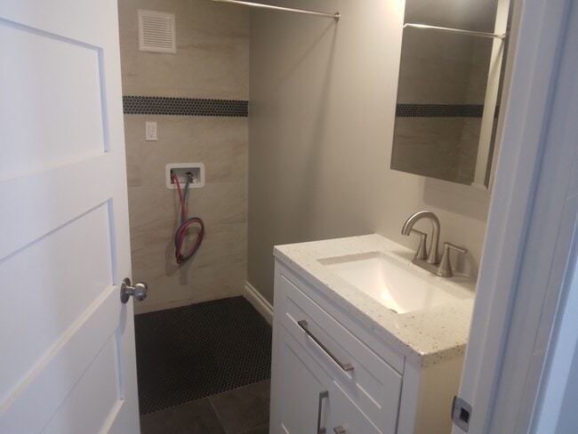 Building Photo - 3331 Dickens St
