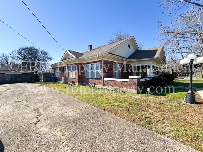 Building Photo - 211 W. Jefferson St - Beautiful 3 Bedroom,...