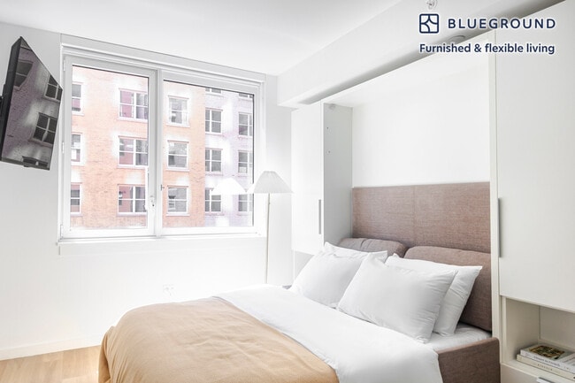 Building Photo - 266 W 96th St
