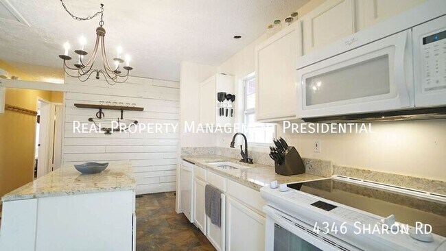 Foto del edificio - 4346 Sharon Rd