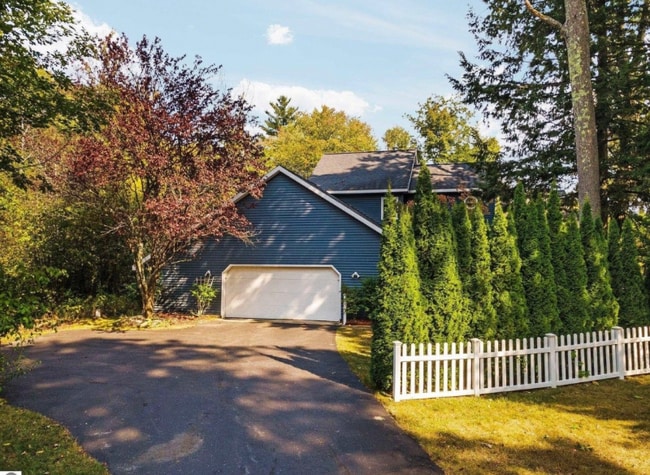 Building Photo - 7878 Outer Dr S