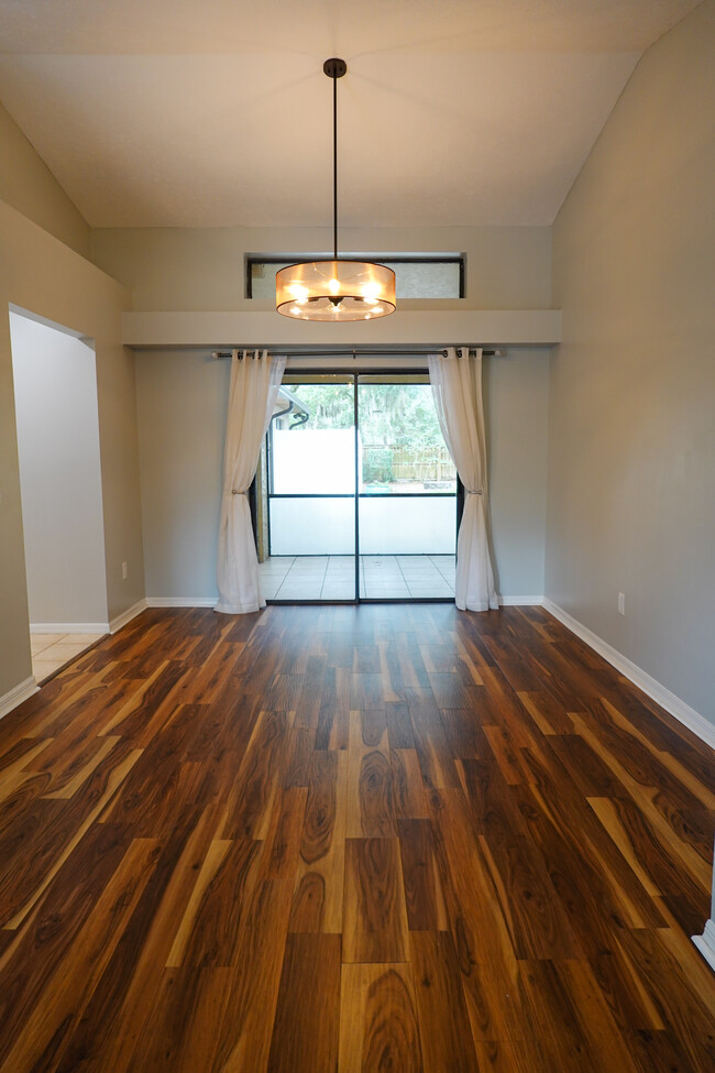 Building Photo - 512 Pinewalk Dr
