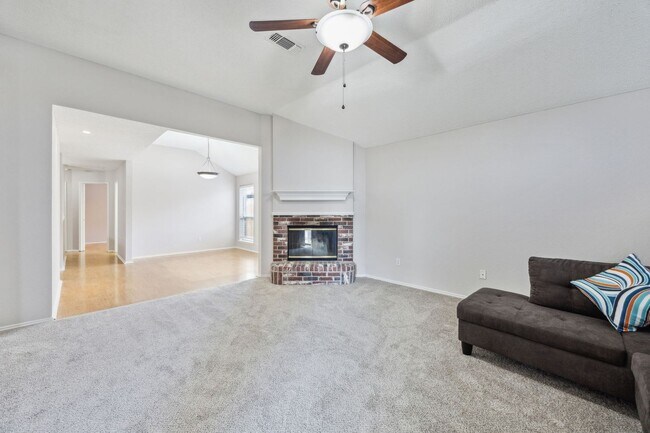 Foto del edificio - Welcome Home to Winding Creek !