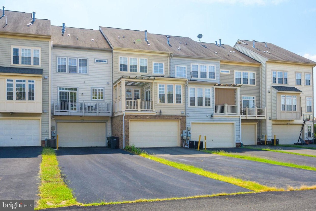Primary Photo - 10628 Bristow Station Dr