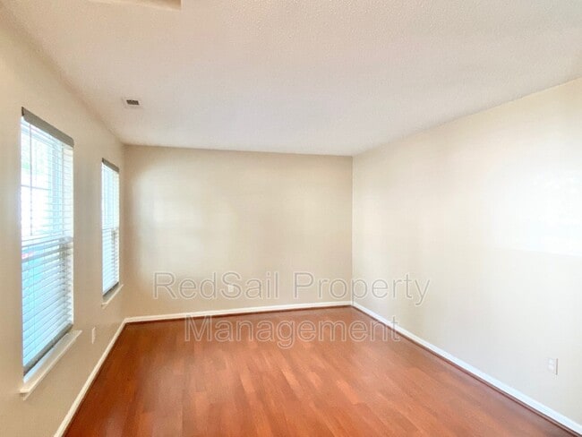 Foto del edificio - 204 Gate House Rd