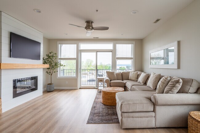Family Room w/ Smart TV & Electric Fireplace - 1221 Broad St