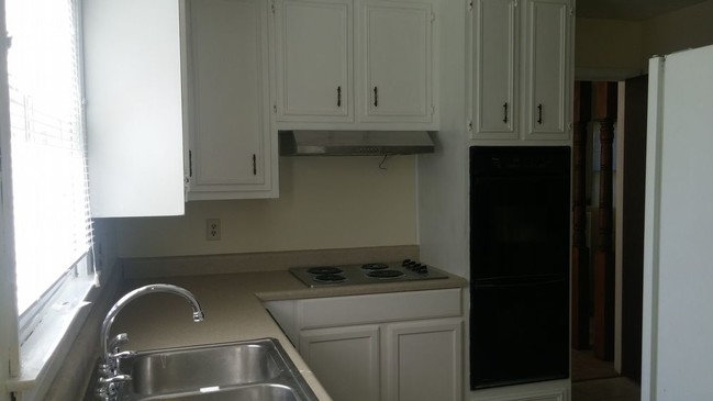 Foto del edificio - 1553 Pine Ridge Rd