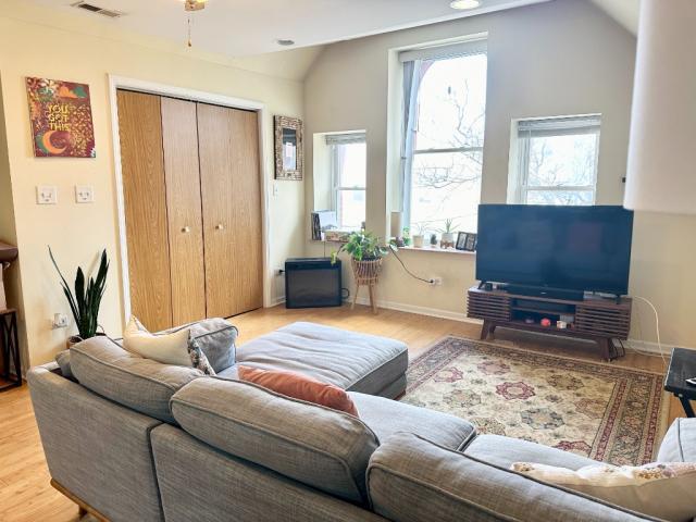 Building Photo - 1 bedroom in CHICAGO IL 60610