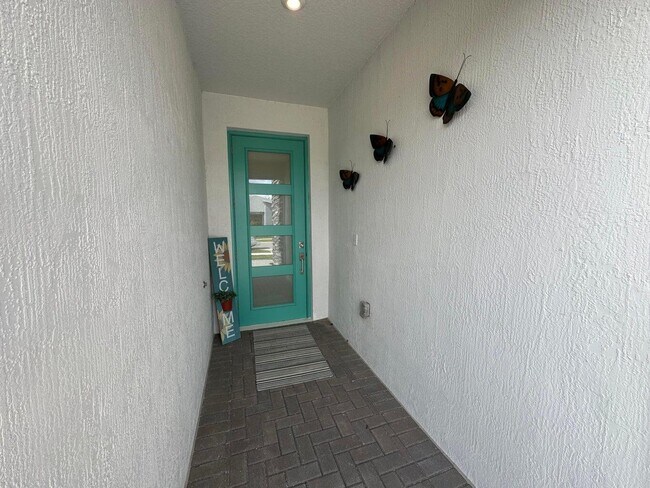 Building Photo - 10230 SW Orana Dr