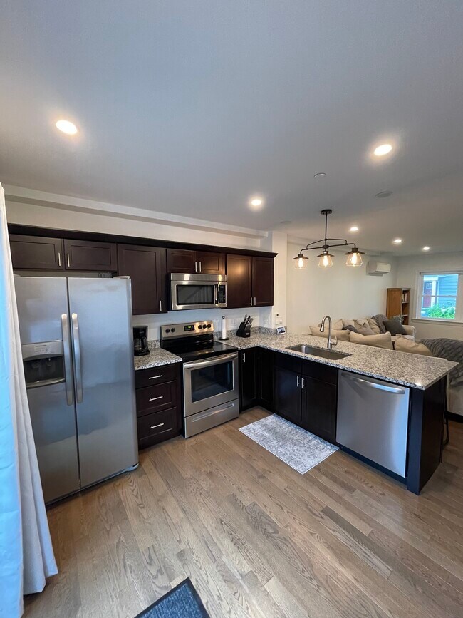 Gran encimera de cocina con 4 taburetes, fregadero debajo del soporte, granito, electrodomésticos de acero inoxidable - 54 Seavey St