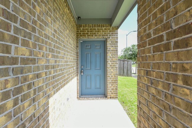 Building Photo - 18402 Each Elm Way