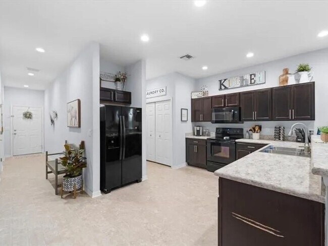 Building Photo - 3 Bedroom Townhome in Sarasota