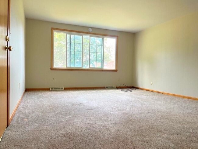 Building Photo - 45 Oakridge Dr