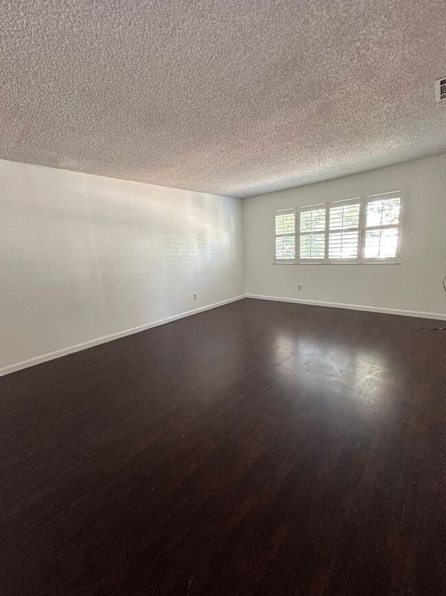 Building Photo - Cheery 4 bedroom with Spacious Yard & No R...