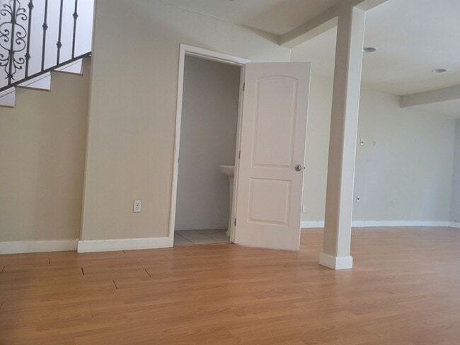 Building Photo - 4401 Kraft Ave