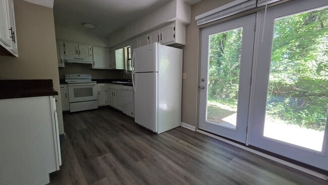 Foto del edificio - Renovated townhome in Linden Square.