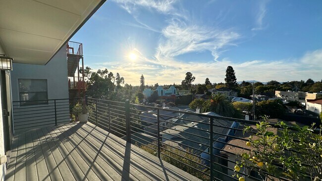 Foto del edificio - Unique & Sunny Apartment with Views & Suns...