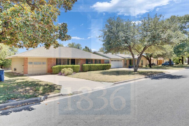 Foto del edificio - 8701 Clarewood Dr