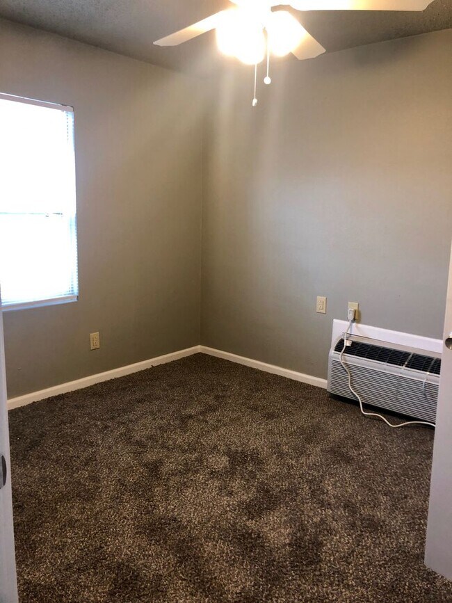 Foto del edificio - Fully Updated 2/1 Home Avaiable August 1st...