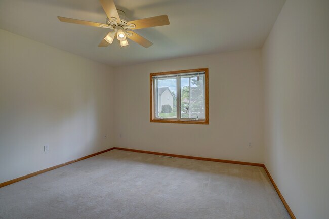 Building Photo - 865 Harper Dr