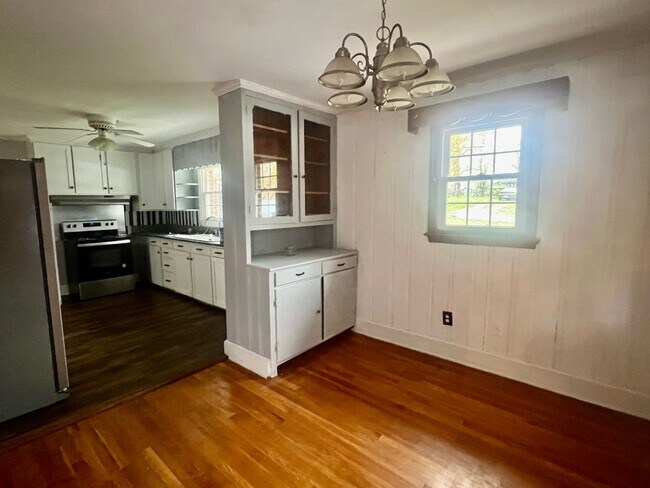 Building Photo - Three bedroom, 1.5 bath house in Mebane