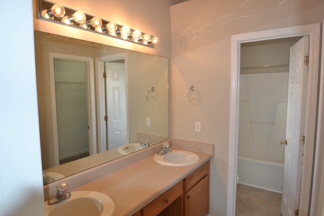 Building Photo - 5161 Julip Dr