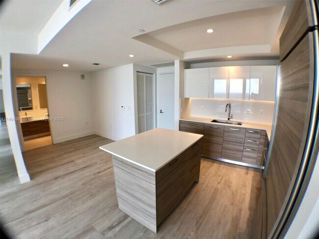 Foto del edificio - 121 NE 34th St