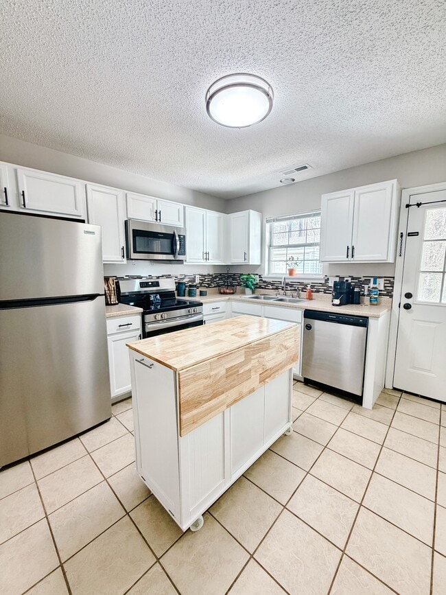 Building Photo - 159 Brenda Dr