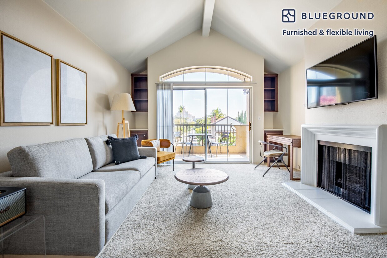 Foto principal - 2245 S Beverly Glen Blvd