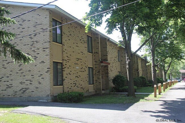 Building Photo - 2475 BROOKSHIRE Dr