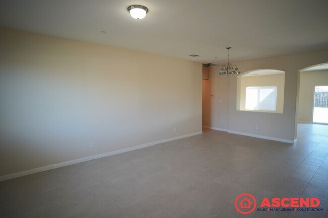 Foto del edificio - Charming 3 Bed / 2 Bath Home with Garage in Bakersfield!