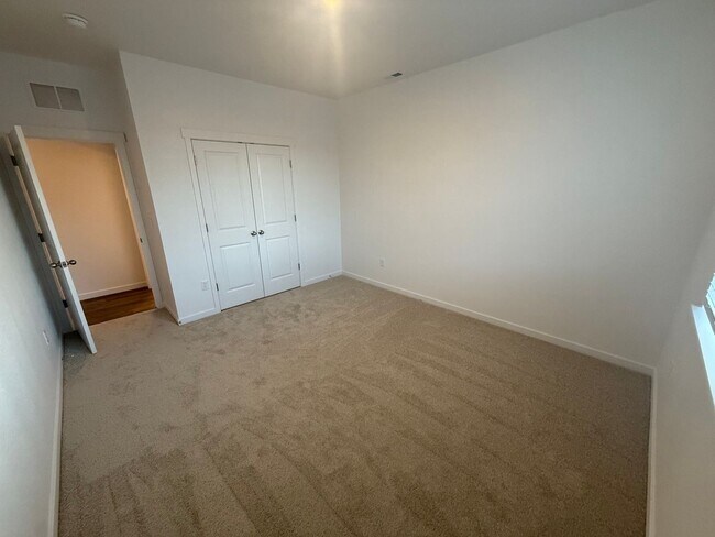 Foto del edificio - Brand New 5-Bedroom Home in Ideal Location