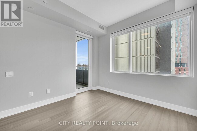 Photo du bâtiment - 664-664 Spadina Ave.