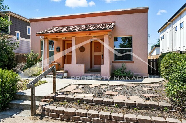 Building Photo - Cozy Half Duplex with Garage and Central A...