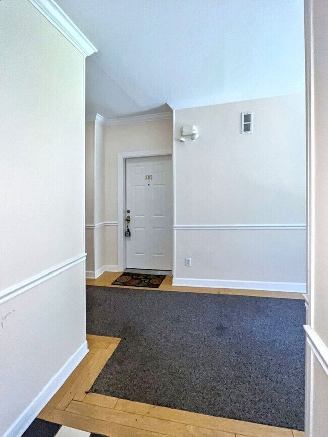 Building Photo - Lovely 1 Bed & 1.5 Bath Condo in Nashville...