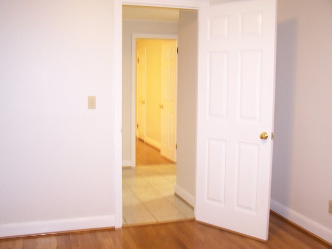 Foto del edificio - 47 Quaker Ln S