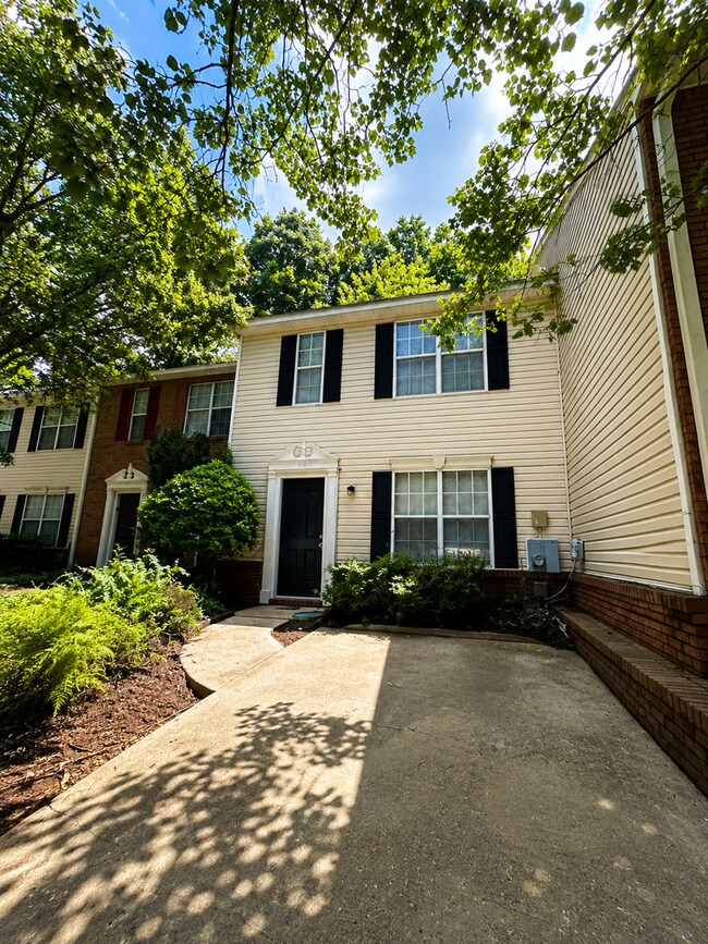 Foto del edificio - 3016 Fair Creek Ct