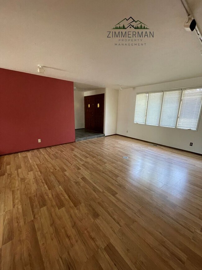 Foto del edificio - 3 Bedroom, 3 Bathroom Home in Beautiful Sh...