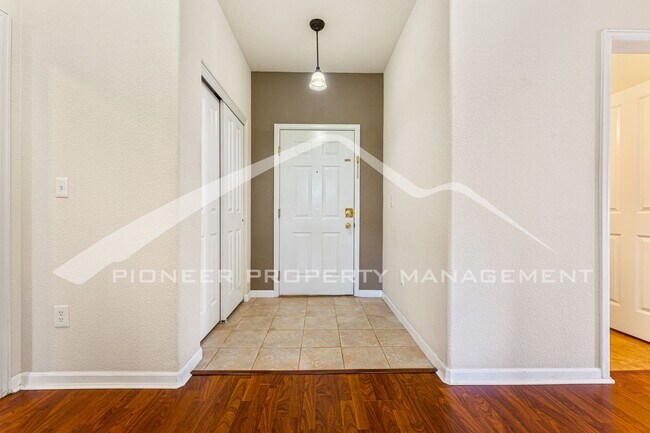 Foto del edificio - Charming condo with Central AC and 1 Car Garage
