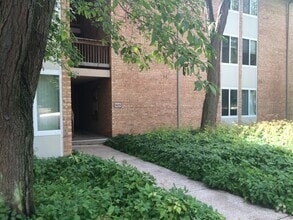 Building Photo - 5825 Oakwood Dr