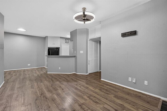Foto del edificio - 2450 Wickersham Ln