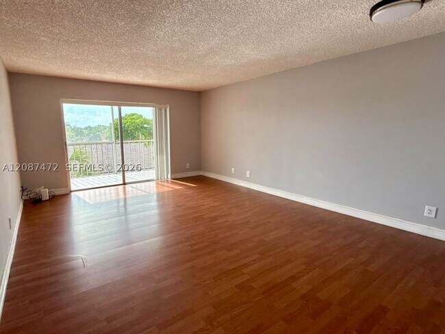 Foto del edificio - 17000 NW 67th Ave