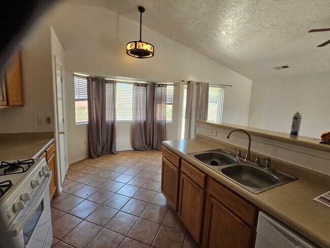 Foto del edificio - Clean THREE Bedroom Home For Rent