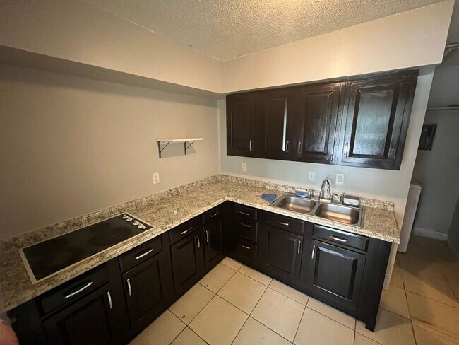 Foto del edificio - No HOA Fees!  Great location 4 bedroom hou...