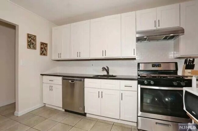Kitchen - 5500 Park Ave