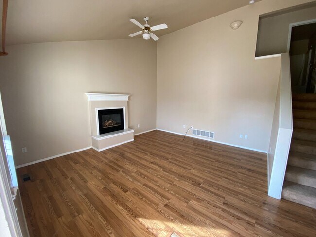 Building Photo - 4 Bed 2 Ba Home- Walking Distance to Emily Dickinson Elementary