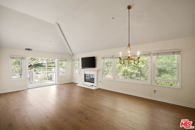 Building Photo - 604 Palisades Dr