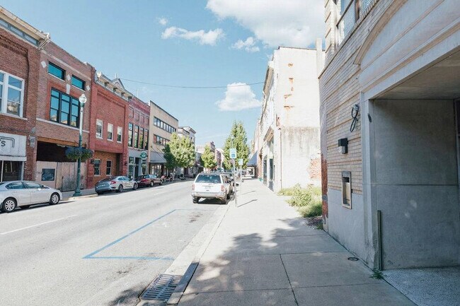 Foto del edificio - 202 E Main St