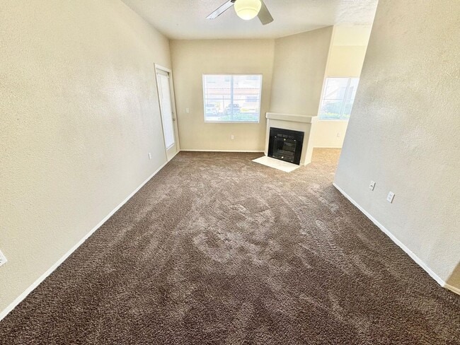 Building Photo - **BEAUTIFUL 3 BEDROOM, 2 BATHROOM DOWNSTAI...