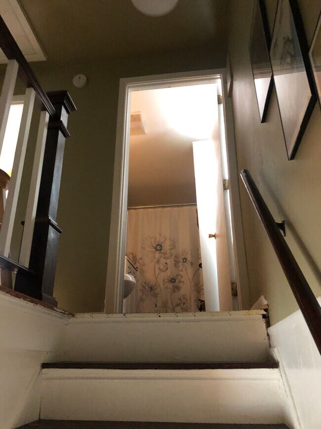 Building Photo - 2br House-Great Character, hdwd flrs. Avai...